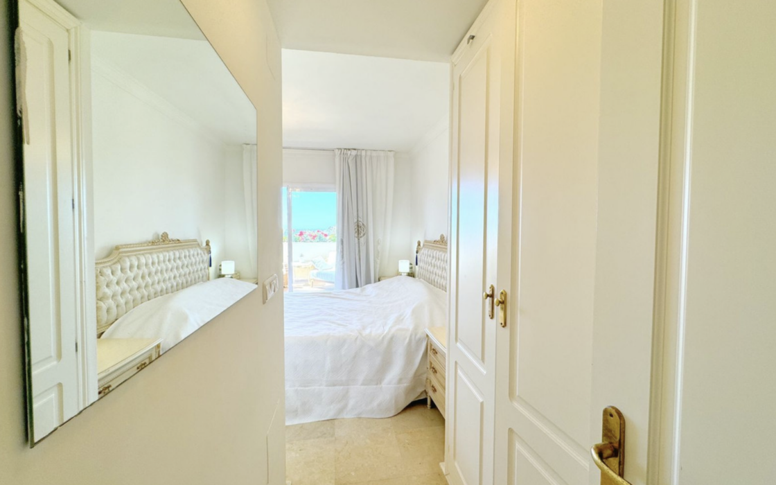 Просторная 3-комнатная квартира с панорамным видом в Эстепоне