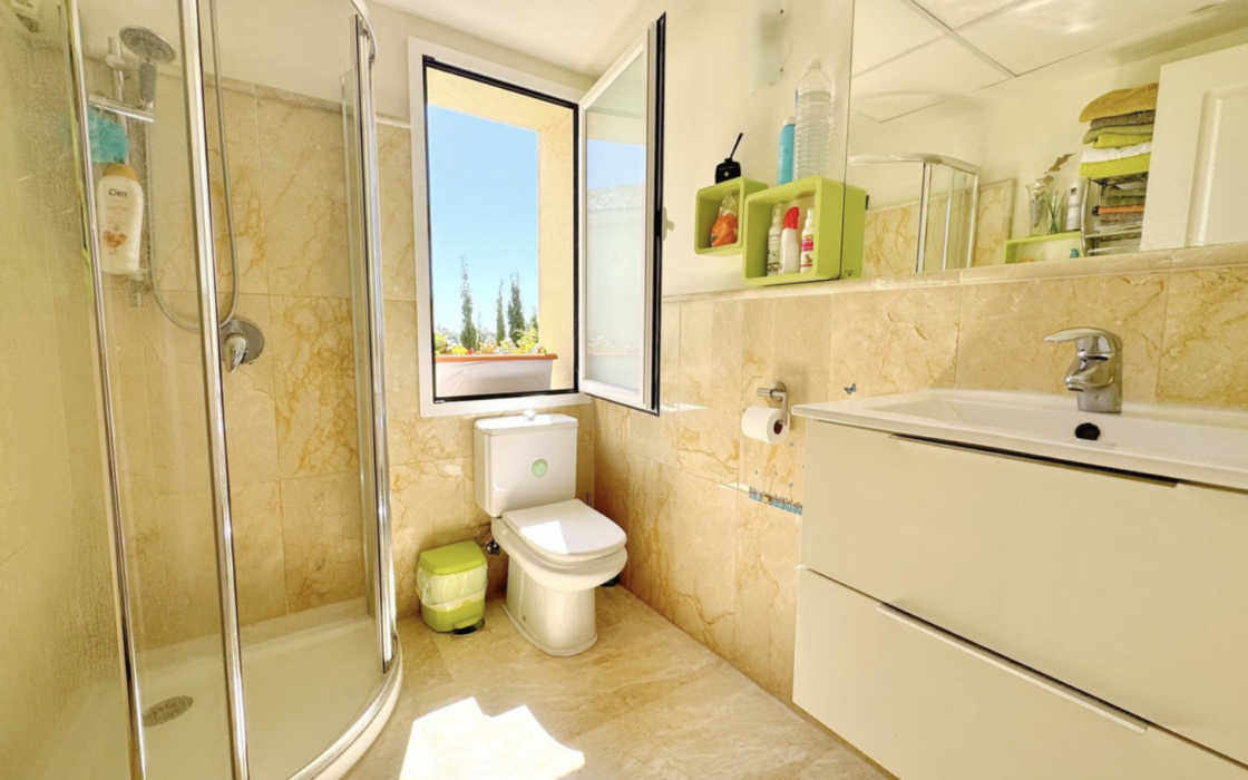 Просторная 3-комнатная квартира с панорамным видом в Эстепоне