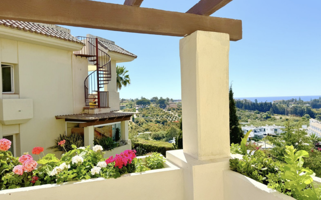 Просторная 3-комнатная квартира с панорамным видом в Эстепоне