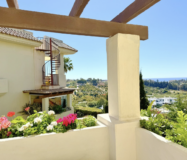 Просторная 3-комнатная квартира с панорамным видом в Эстепоне