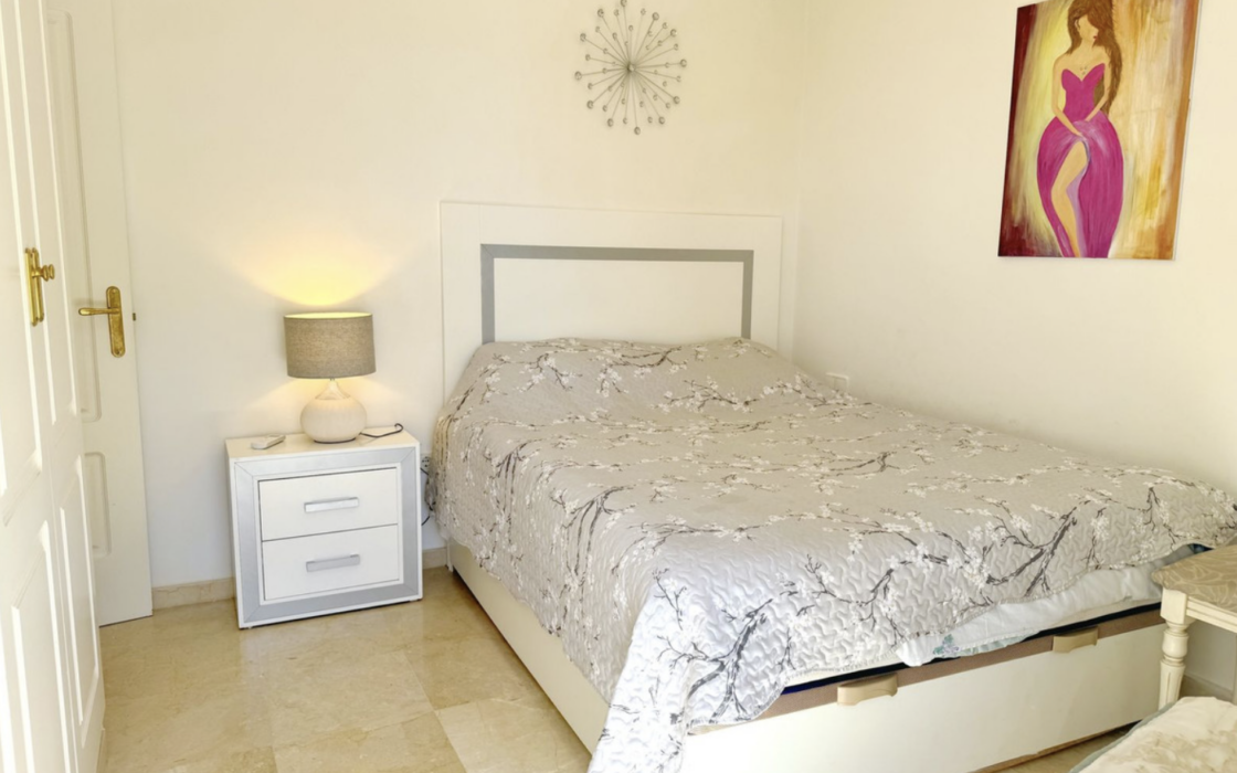 Просторная 3-комнатная квартира с панорамным видом в Эстепоне