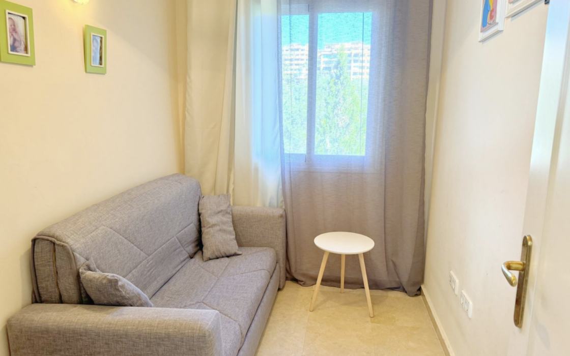 Просторная 3-комнатная квартира с панорамным видом в Эстепоне