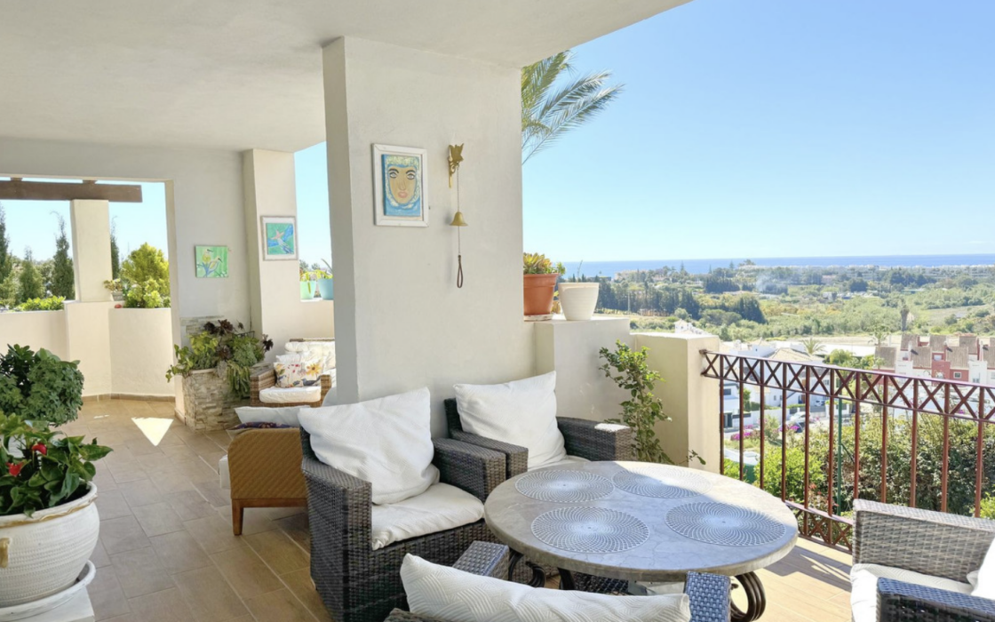 Просторная 3-комнатная квартира с панорамным видом в Эстепоне