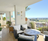 Просторная 3-комнатная квартира с панорамным видом в Эстепоне