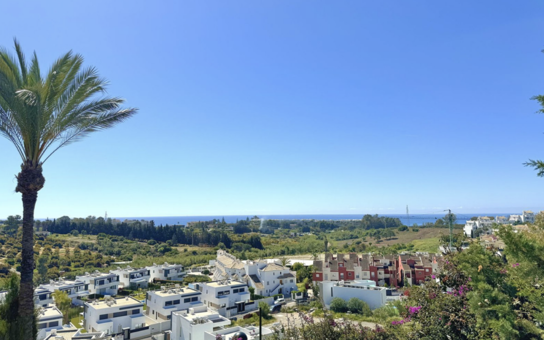 Просторная 3-комнатная квартира с панорамным видом в Эстепоне