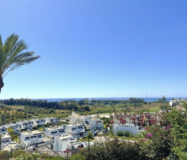 Просторная 3-комнатная квартира с панорамным видом в Эстепоне