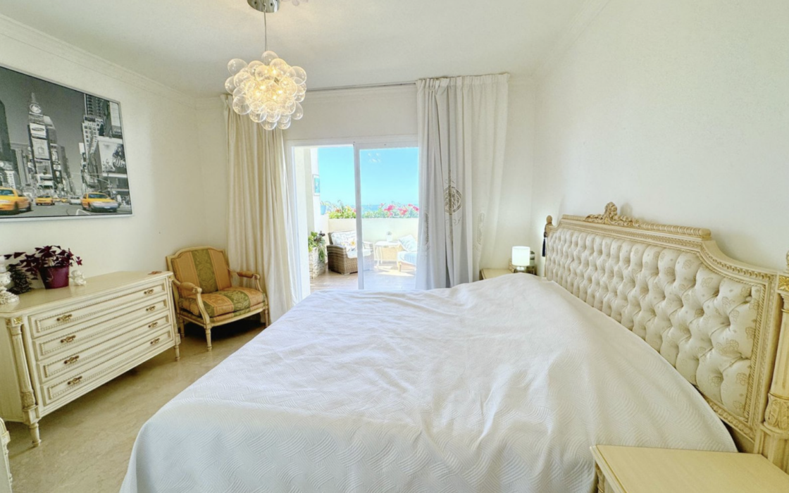 Просторная 3-комнатная квартира с панорамным видом в Эстепоне