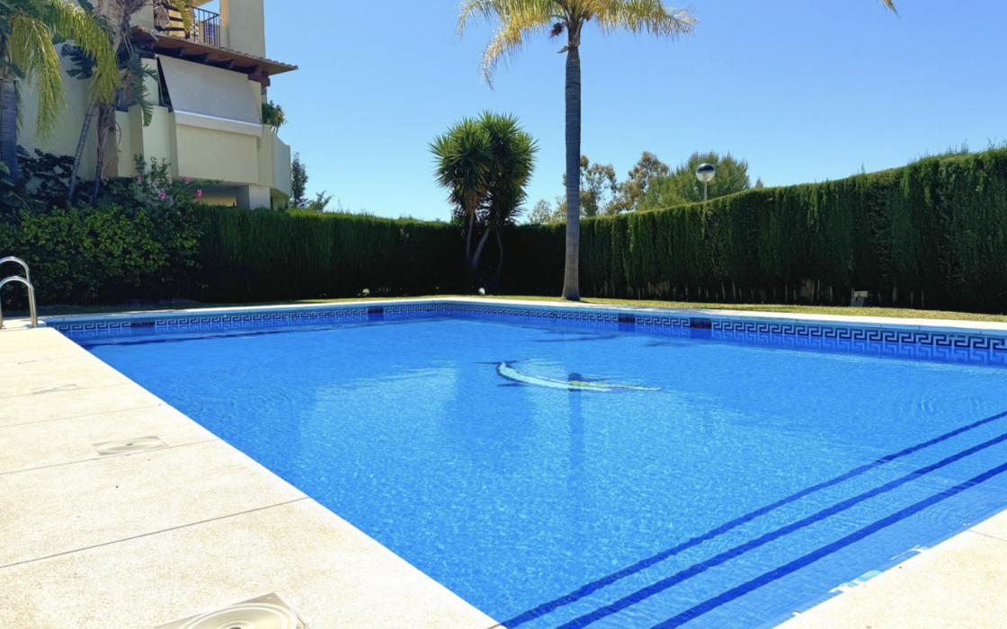 Просторная 3-комнатная квартира с панорамным видом в Эстепоне