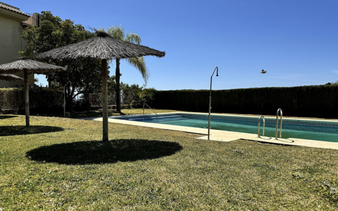 Просторная 3-комнатная квартира с панорамным видом в Эстепоне