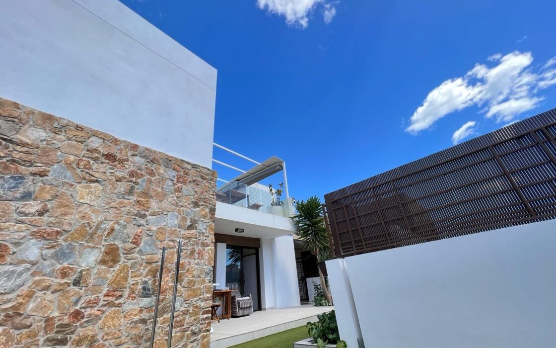 Вилла хайтек в Кабо Риг с бассейном и террасой 111 кв.м