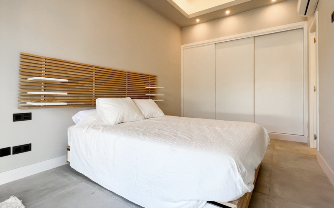 Изысканный пентхаус с террасой в центре Бенахависа 85 кв.м