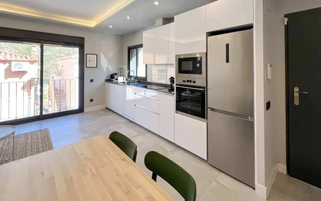 Изысканный пентхаус с террасой в центре Бенахависа 85 кв.м