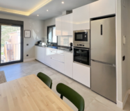 Изысканный пентхаус с террасой в центре Бенахависа 85 кв.м