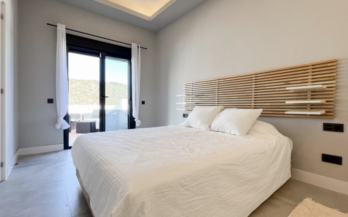 Изысканный пентхаус с террасой в центре Бенахависа 85 кв.м