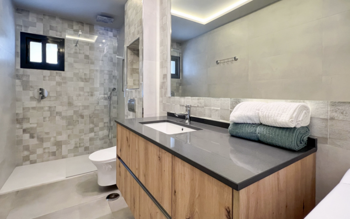 Изысканный пентхаус с террасой в центре Бенахависа 85 кв.м