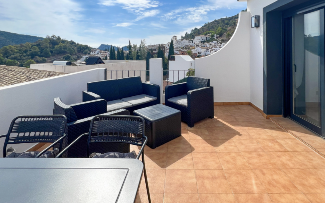 Изысканный пентхаус с террасой в центре Бенахависа 85 кв.м