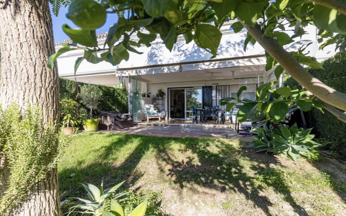 Апартамент с 2 спальнями в Эстепоне с террасой и садом