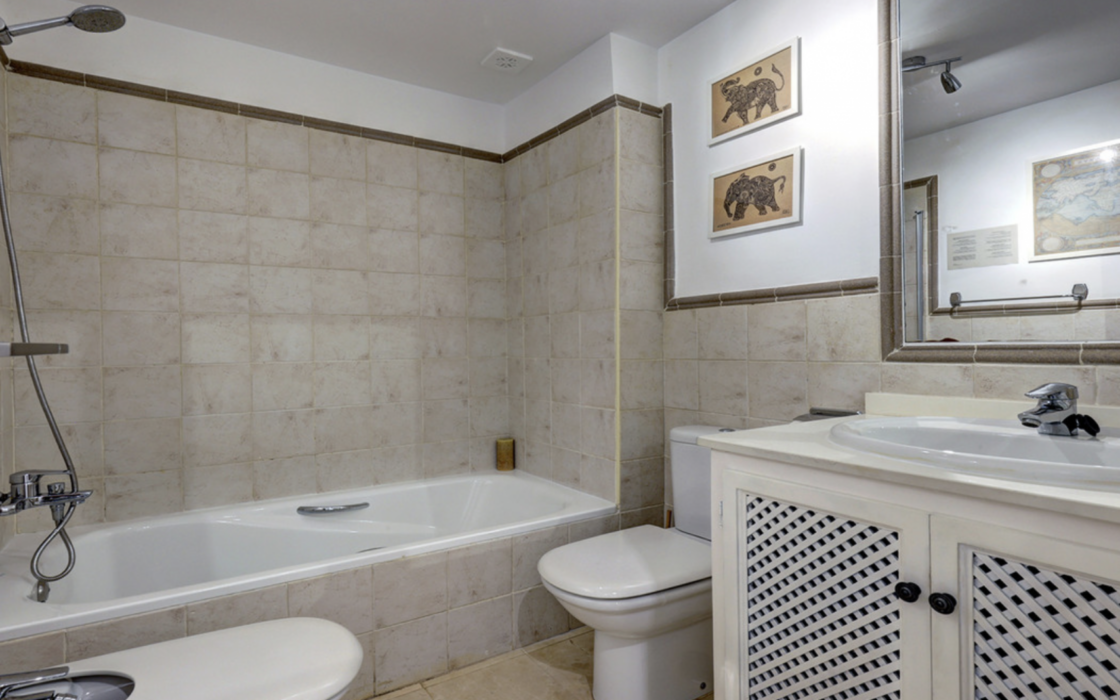 Апартамент с 2 спальнями в Эстепоне с террасой и садом