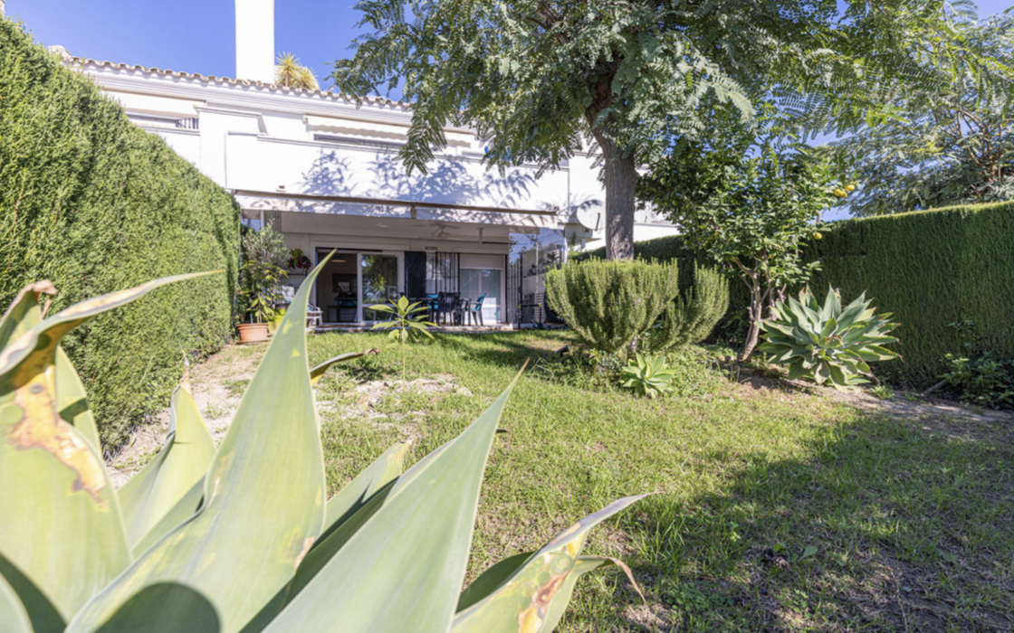 Апартамент с 2 спальнями в Эстепоне с террасой и садом