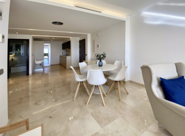 Квартира 107 кв.м с садом в Марбелье у моря