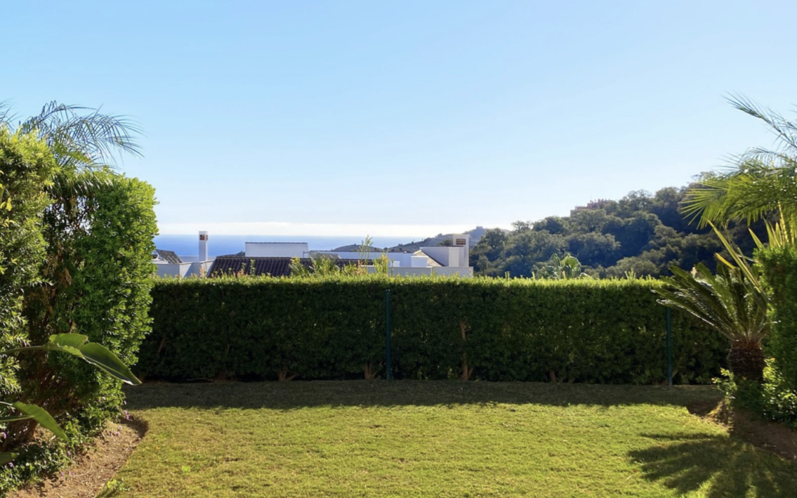 Квартира 107 кв.м с садом в Марбелье у моря