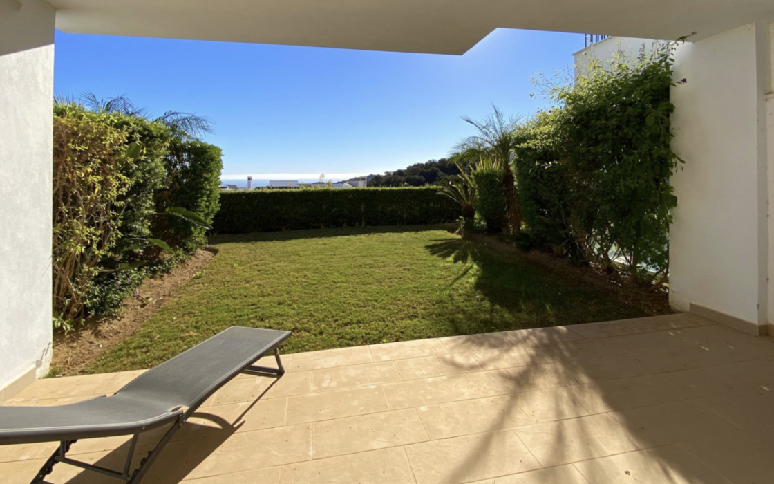 Квартира 107 кв.м с садом в Марбелье у моря