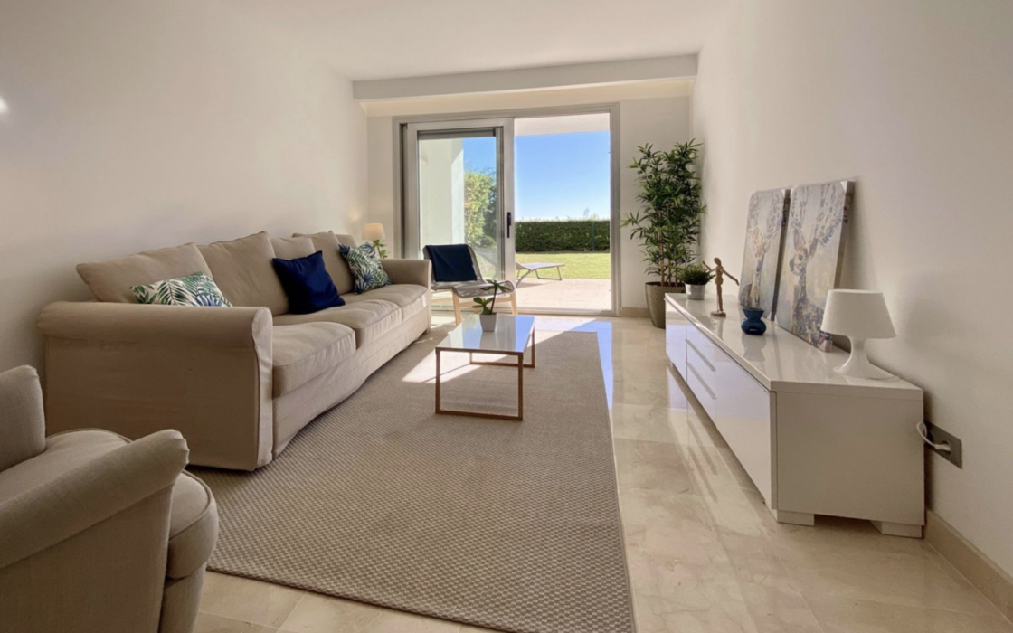 Квартира 107 кв.м с садом в Марбелье у моря