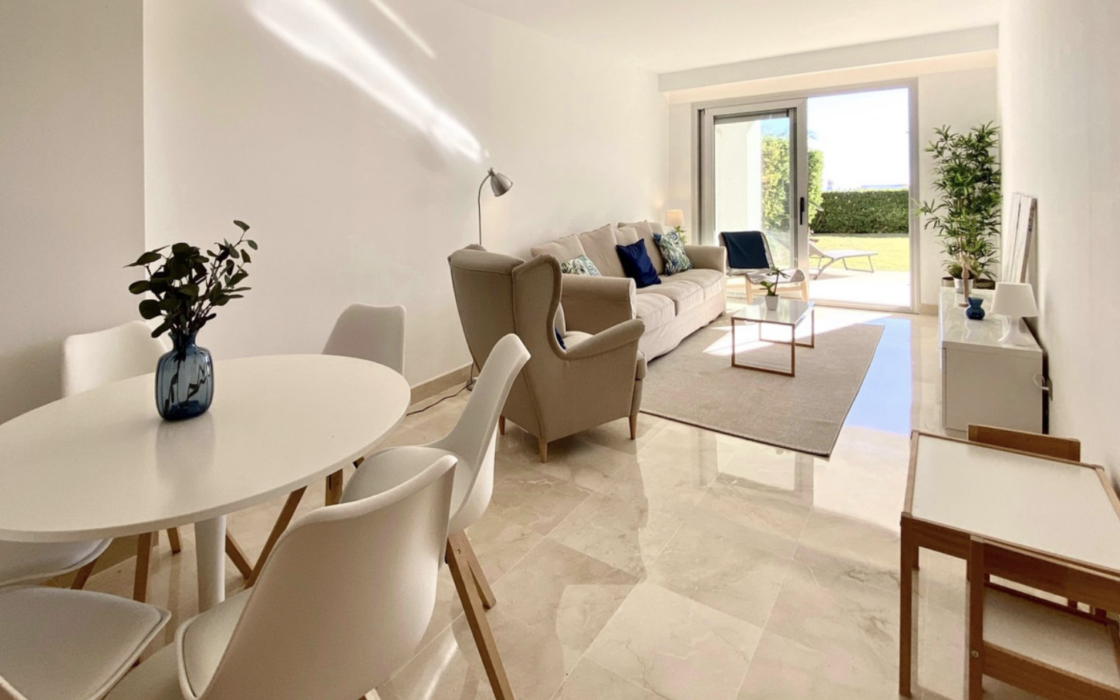 Квартира 107 кв.м с садом в Марбелье у моря