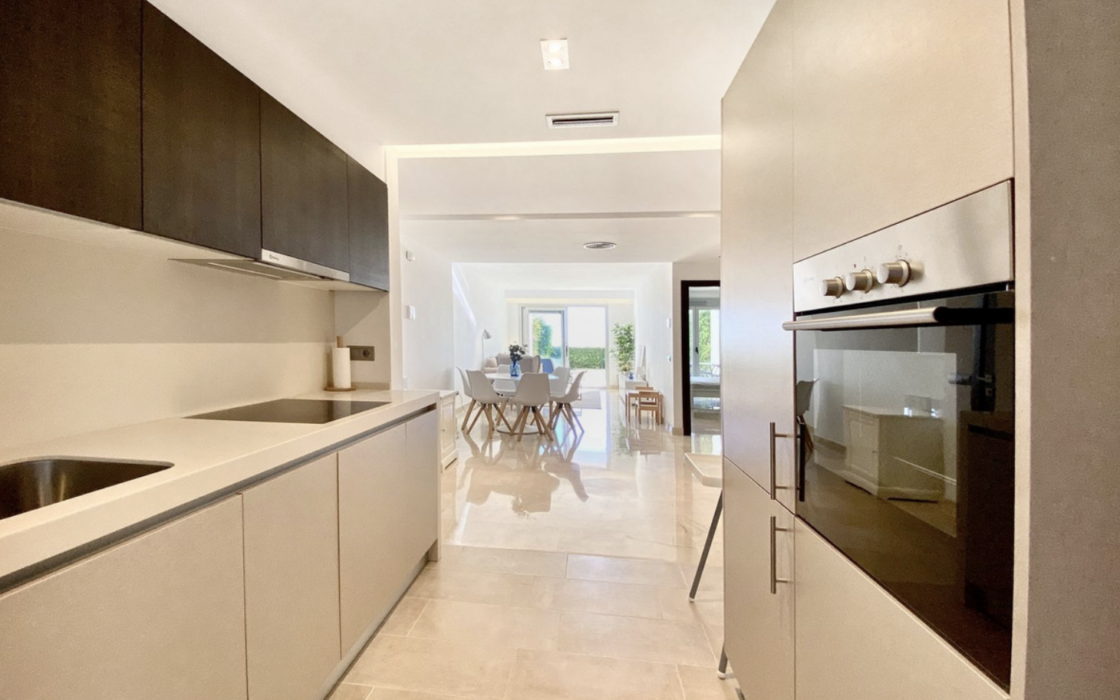 Квартира 107 кв.м с садом в Марбелье у моря