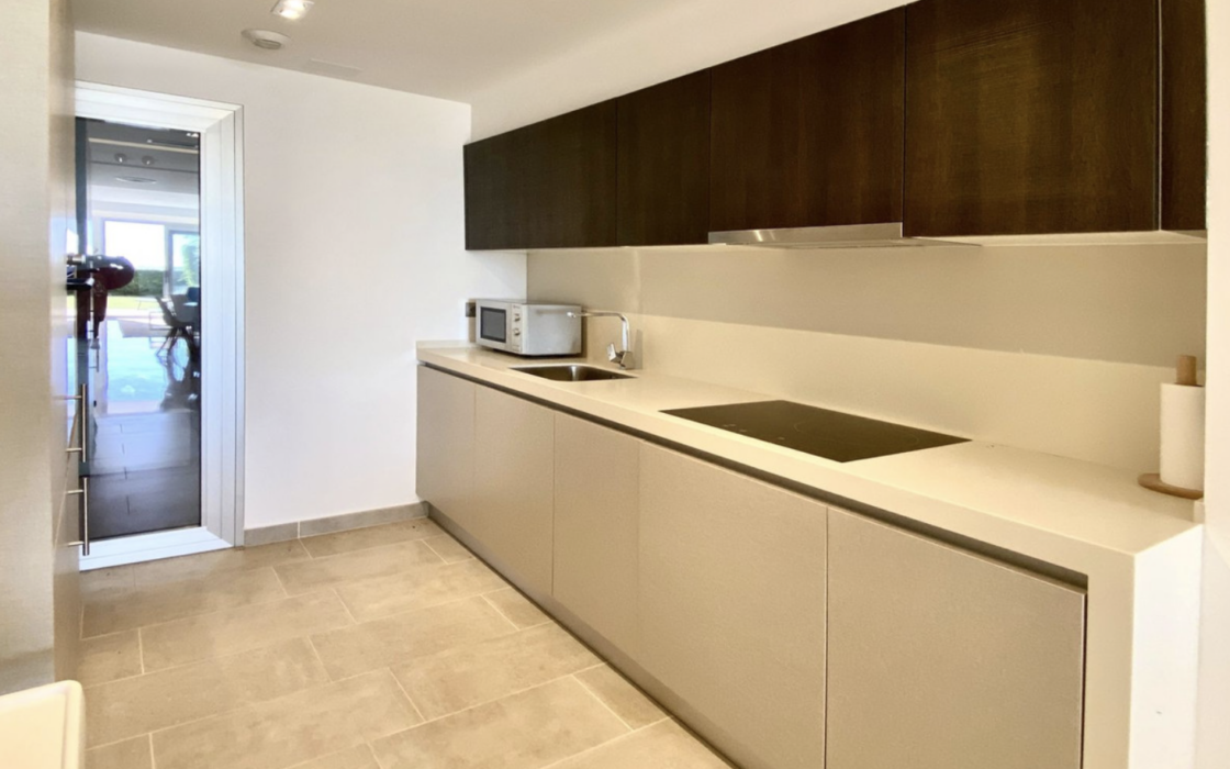 Квартира 107 кв.м с садом в Марбелье у моря