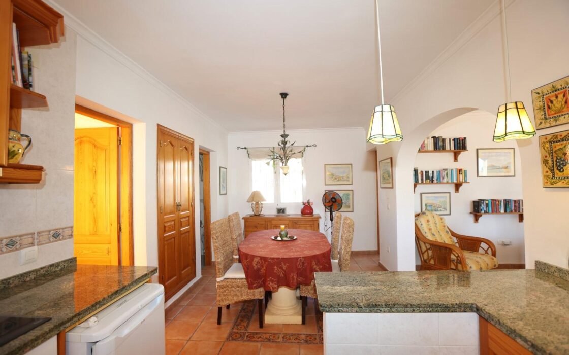 Вілла з басейном у Беніссі, 2 спальні, 1 км до моря