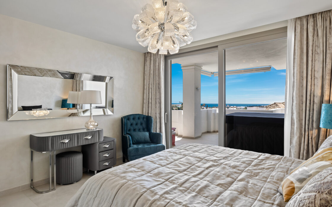 Простора 7-кімнатна квартира з терасою в Андалузії 325 кв.м