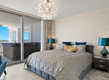 Простора 7-кімнатна квартира з терасою в Андалузії 325 кв.м