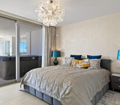 Простора 7-кімнатна квартира з терасою в Андалузії 325 кв.м