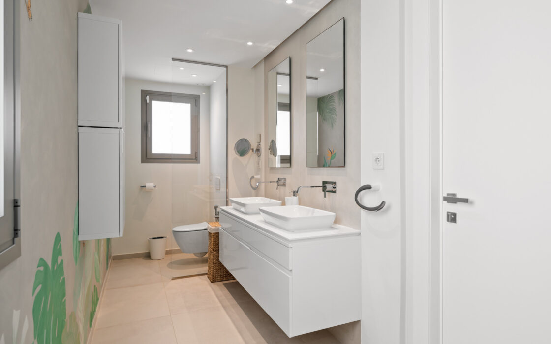 Простора 7-кімнатна квартира з терасою в Андалузії 325 кв.м