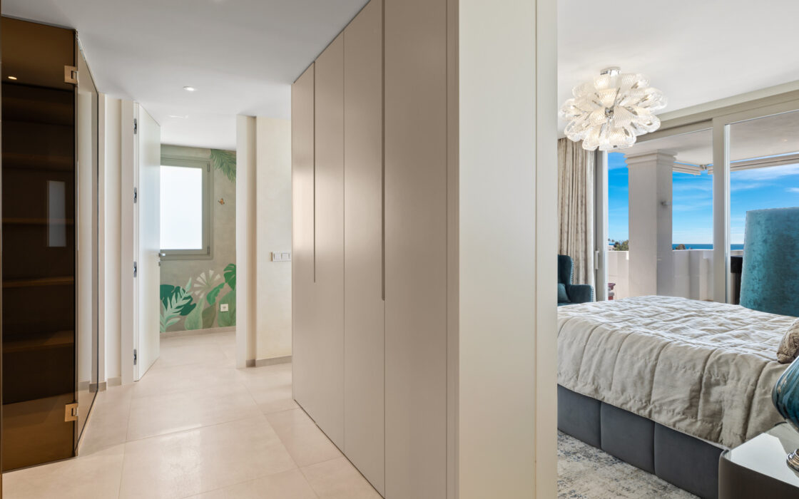 Простора 7-кімнатна квартира з терасою в Андалузії 325 кв.м