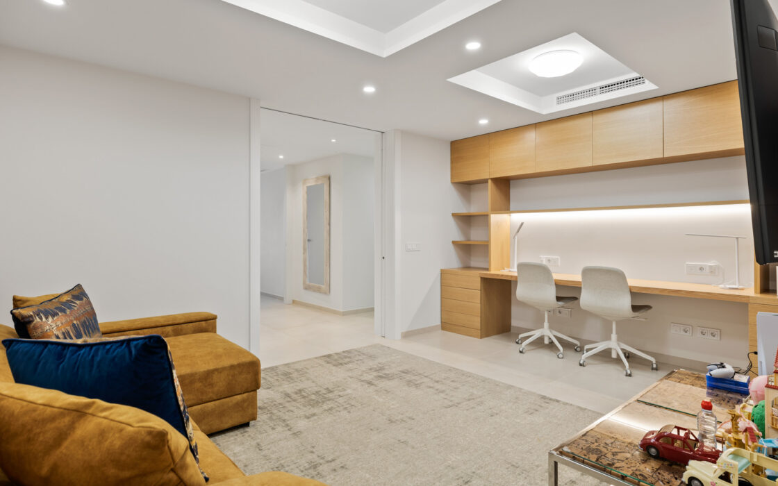 Простора 7-кімнатна квартира з терасою в Андалузії 325 кв.м