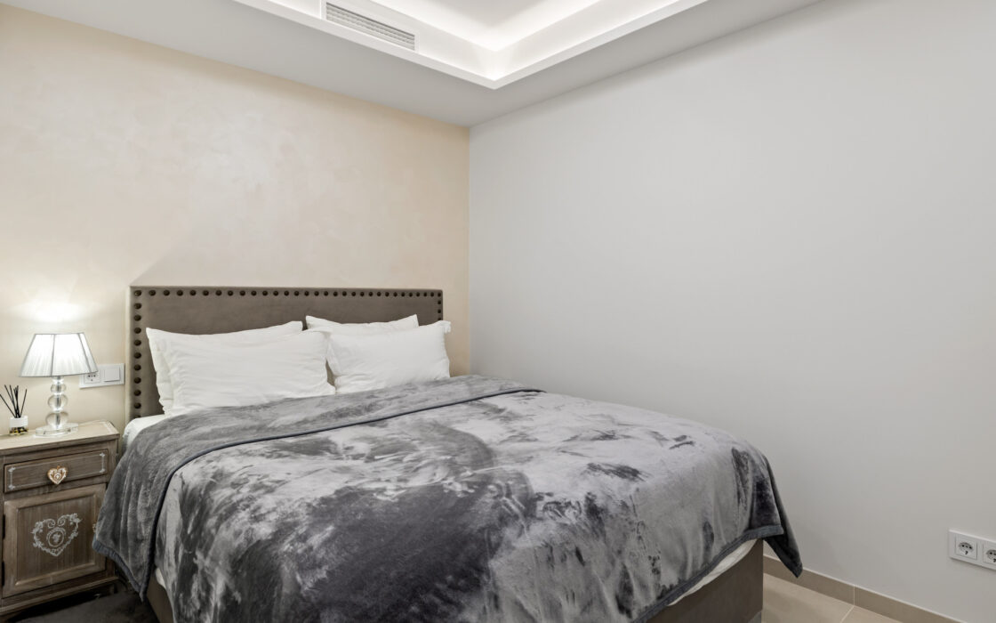 Простора 7-кімнатна квартира з терасою в Андалузії 325 кв.м