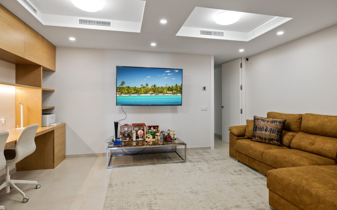 Простора 7-кімнатна квартира з терасою в Андалузії 325 кв.м