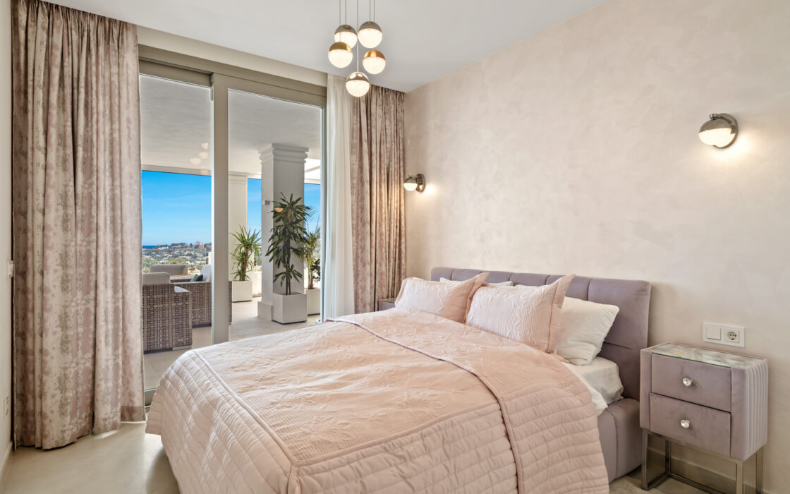 Простора 7-кімнатна квартира з терасою в Андалузії 325 кв.м