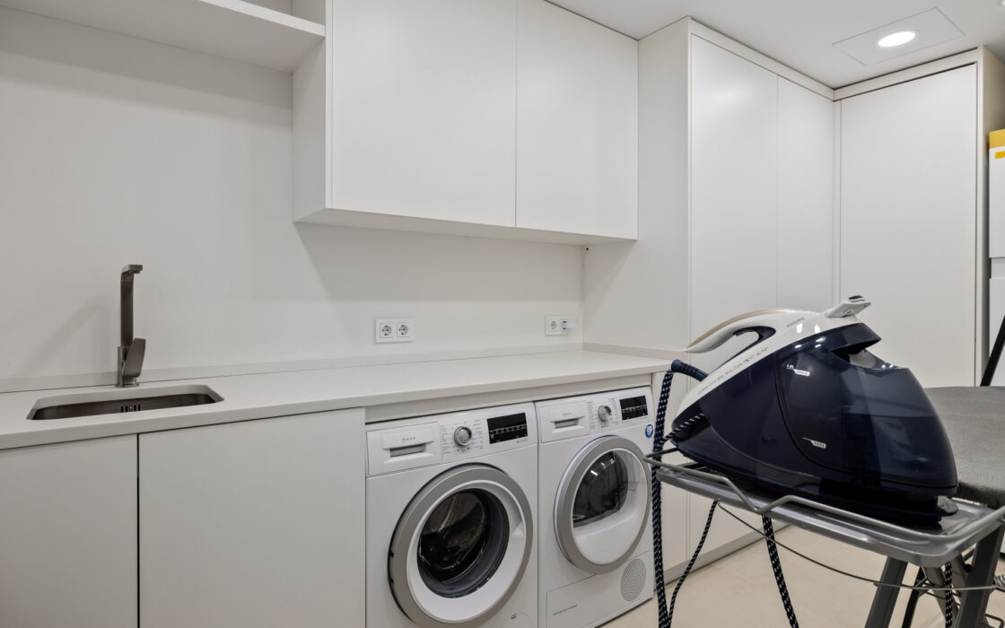 Простора 7-кімнатна квартира з терасою в Андалузії 325 кв.м