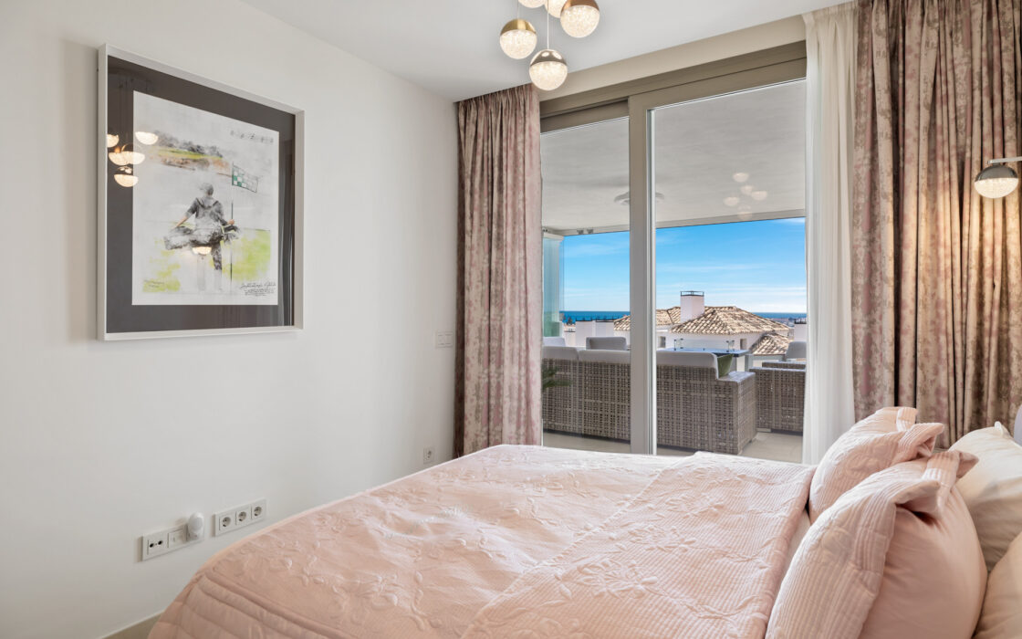 Простора 7-кімнатна квартира з терасою в Андалузії 325 кв.м