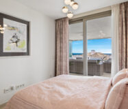 Простора 7-кімнатна квартира з терасою в Андалузії 325 кв.м