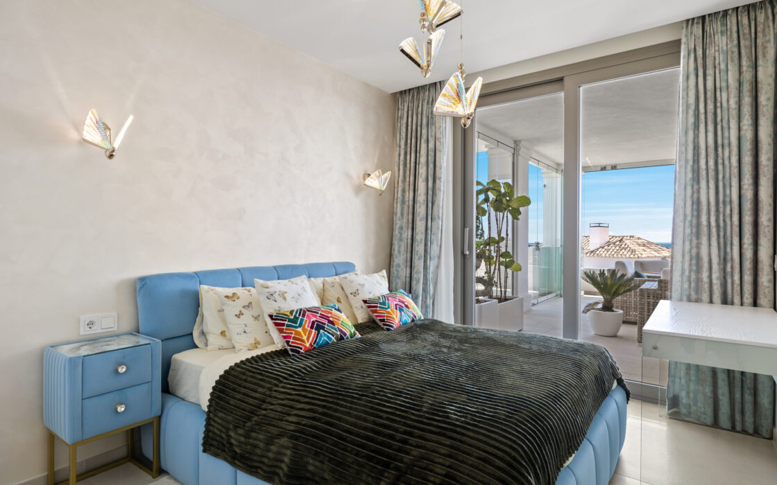 Простора 7-кімнатна квартира з терасою в Андалузії 325 кв.м