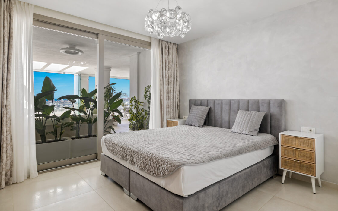 Простора 7-кімнатна квартира з терасою в Андалузії 325 кв.м