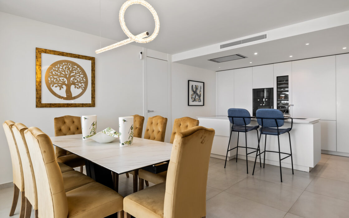 Простора 7-кімнатна квартира з терасою в Андалузії 325 кв.м