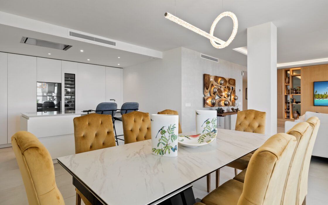 Простора 7-кімнатна квартира з терасою в Андалузії 325 кв.м