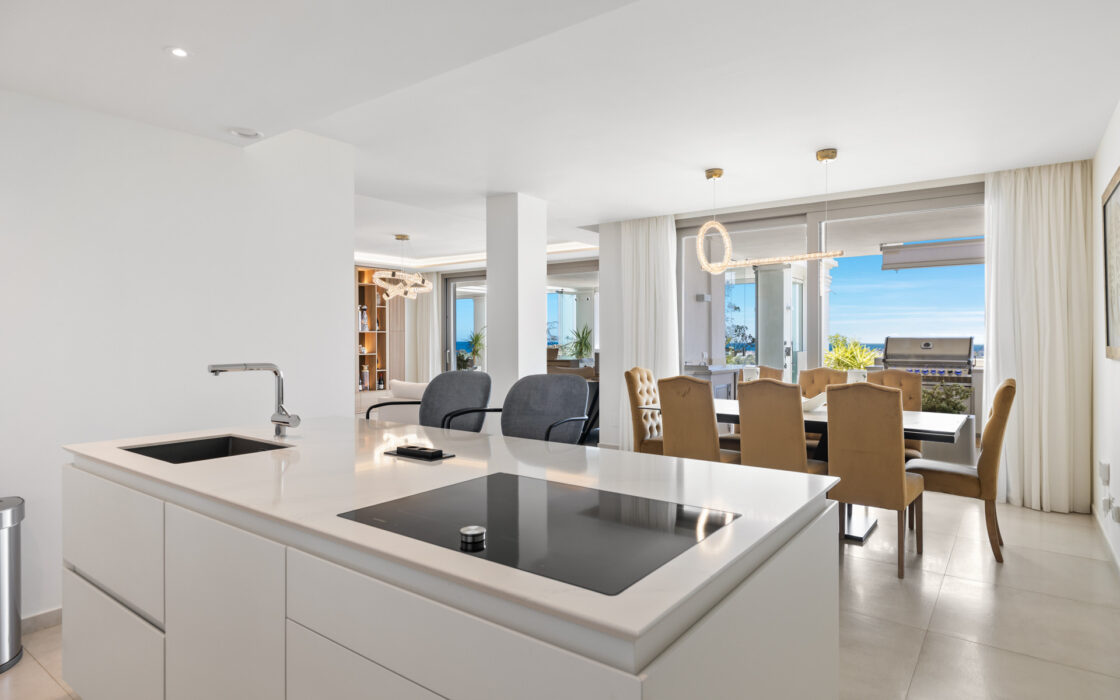 Простора 7-кімнатна квартира з терасою в Андалузії 325 кв.м