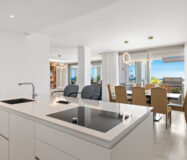 Простора 7-кімнатна квартира з терасою в Андалузії 325 кв.м