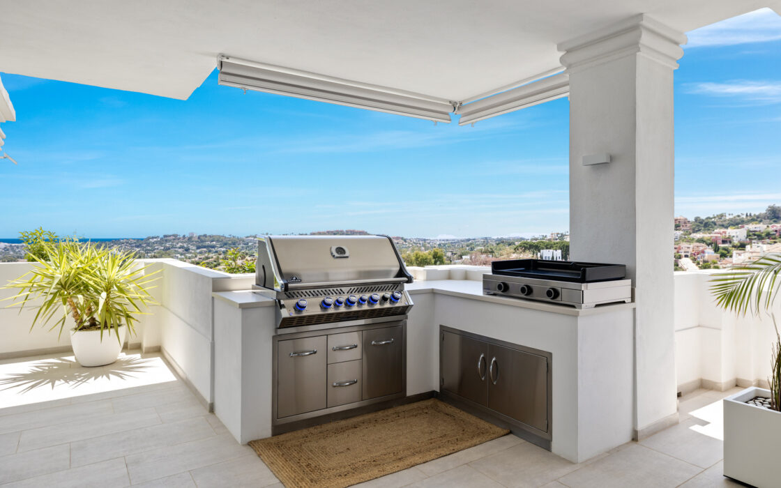 Простора 7-кімнатна квартира з терасою в Андалузії 325 кв.м